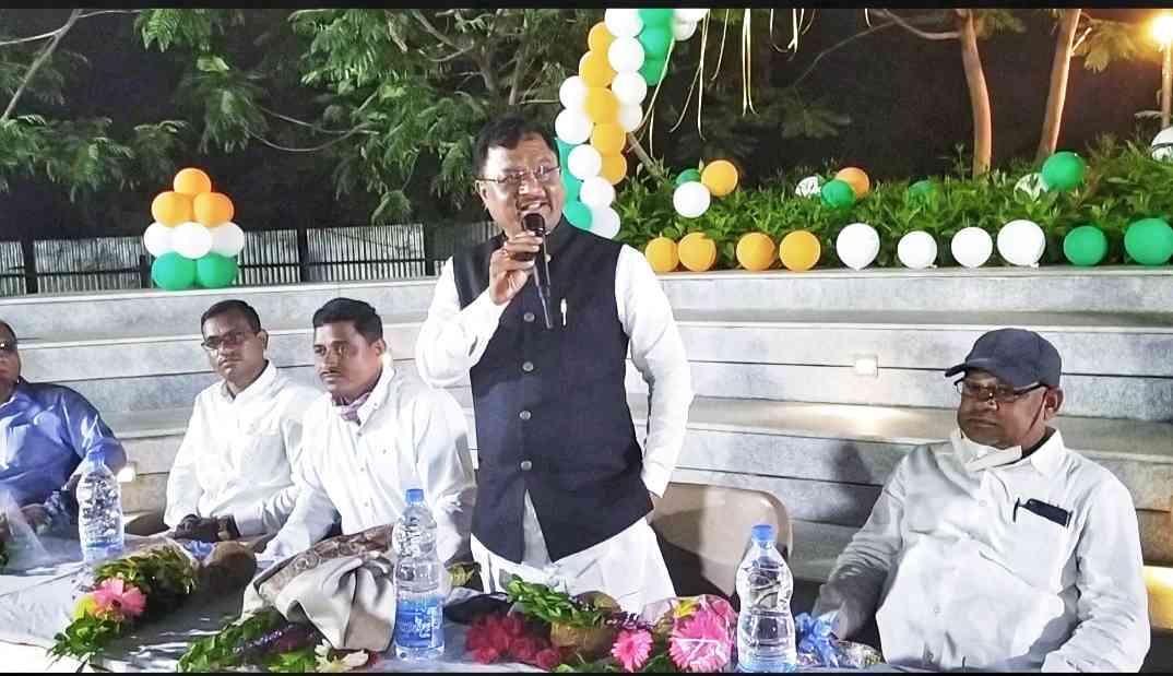 MLA Tekchand Sawarkar addressing the residents of Moraj Woods Tower society during Independence Day celebrations